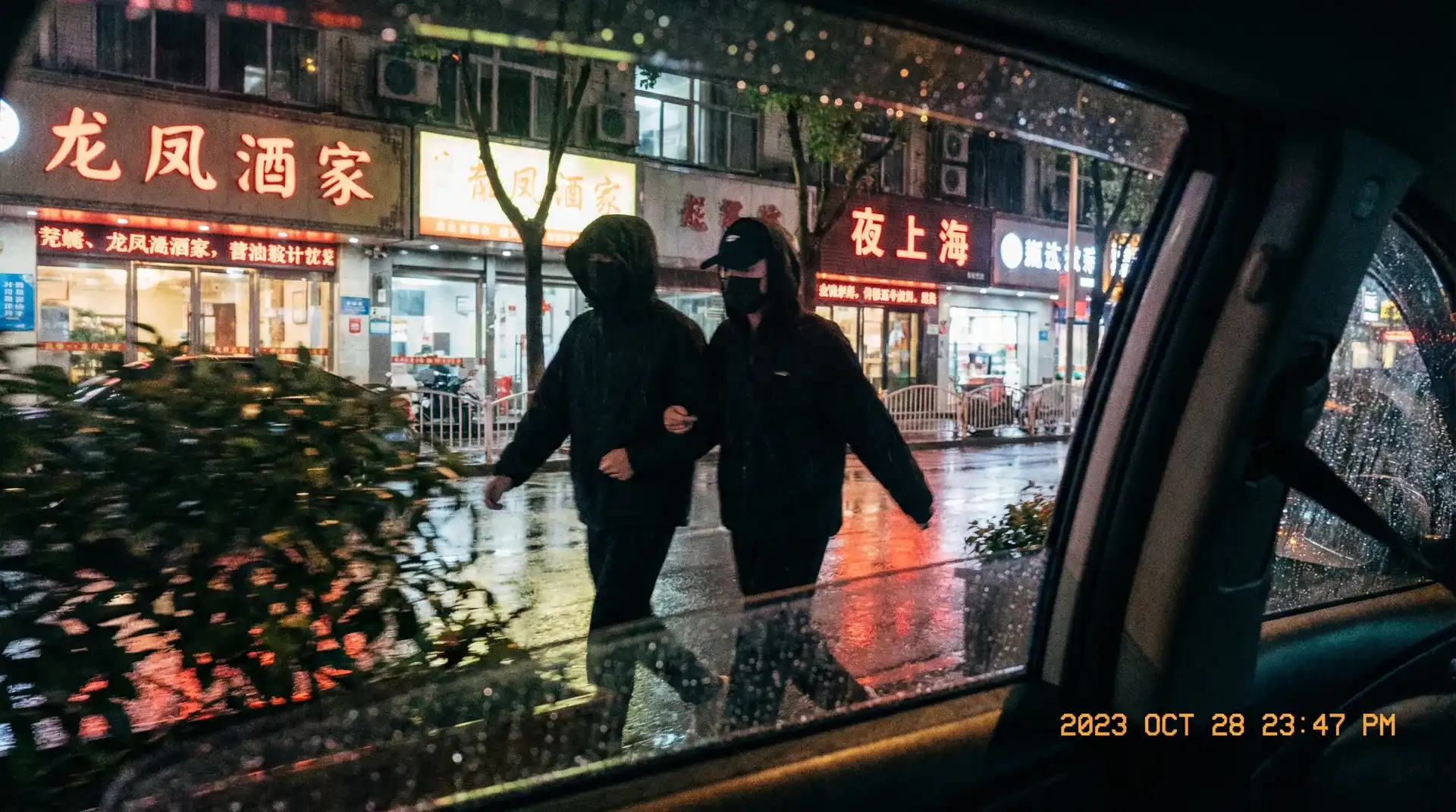 特大黑异族TUBE视频黑又大 - 顶流明星深夜密会现场抓拍照片